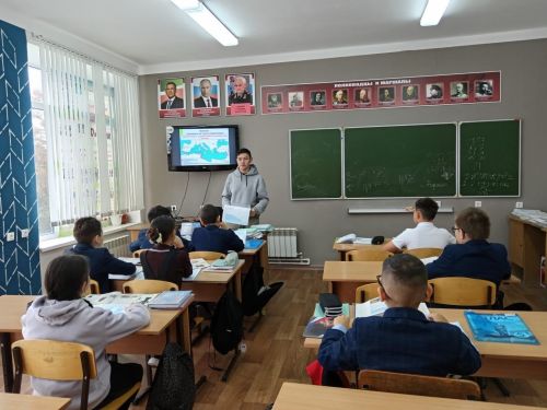 Күңгәр урта мәктәбендә укучылар дәрес укытты