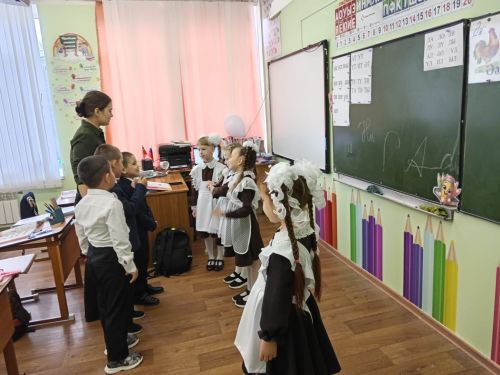 Күңгәр урта мәктәбендә укучылар дәрес укытты