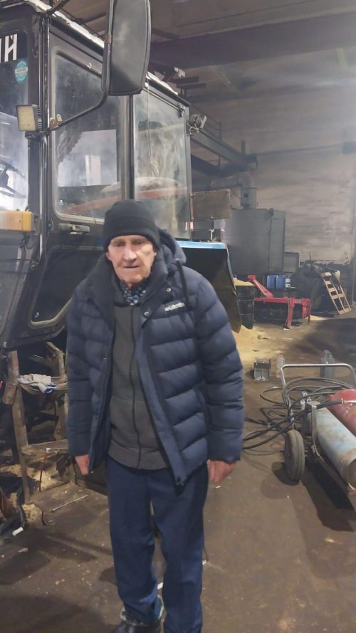 Пенсионер-тракторист Бәйрәмов Вәкил абый 87 яшендә дә Тукай хуҗалыгының, машина трактор паркында еш була