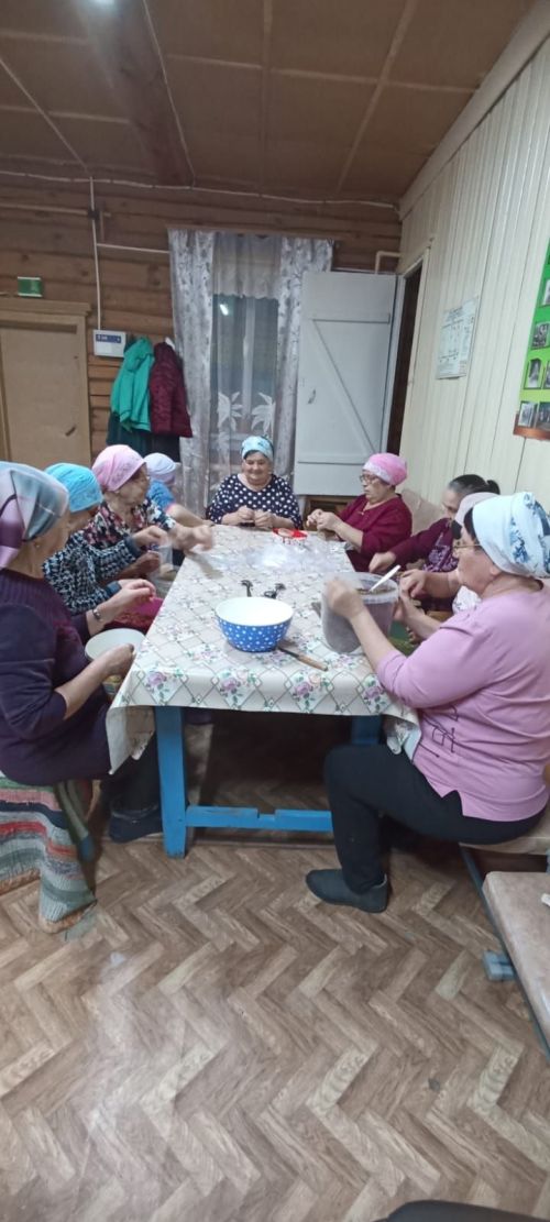 Ташчишмәлеләр хәрбиләргә  коры аш,  сухари,  маскировка сеткасы әзерләгәннәр
