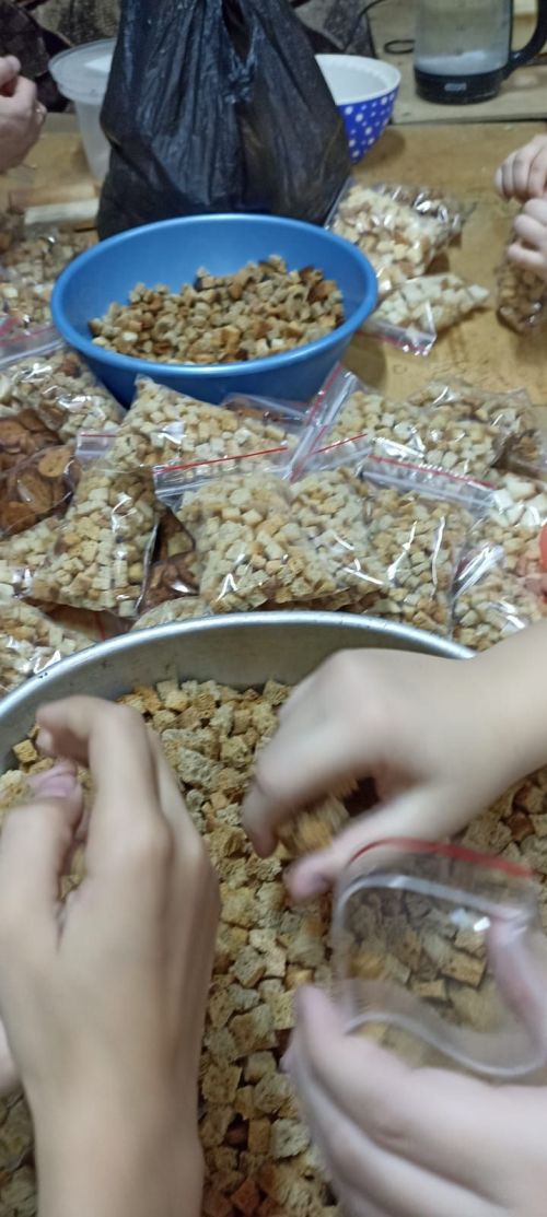 Ташчишмәлеләр хәрбиләргә  коры аш,  сухари,  маскировка сеткасы әзерләгәннәр
