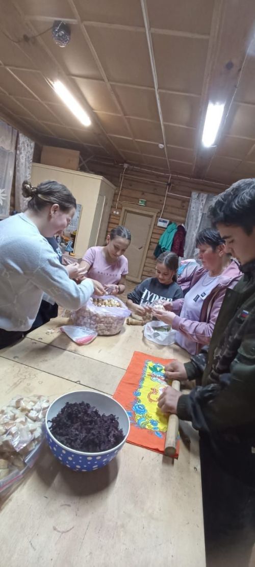 Ташчишмәлеләр хәрбиләргә  коры аш,  сухари,  маскировка сеткасы әзерләгәннәр