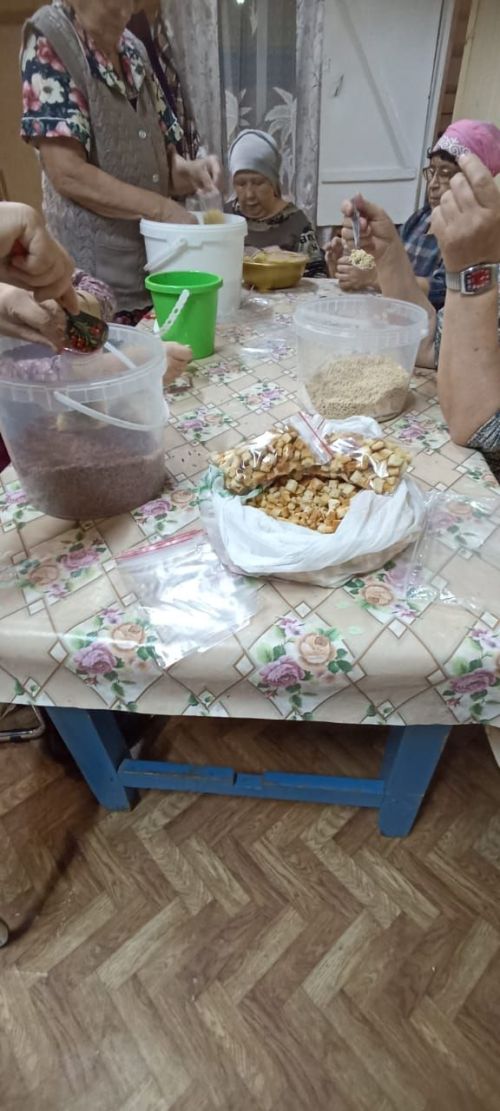 Ташчишмәлеләр хәрбиләргә  коры аш,  сухари,  маскировка сеткасы әзерләгәннәр