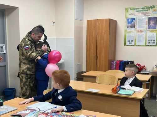 Махсус хәрби операциядән ялга кайткан Русланның әтисе улын күрергә мәктәпкә килде