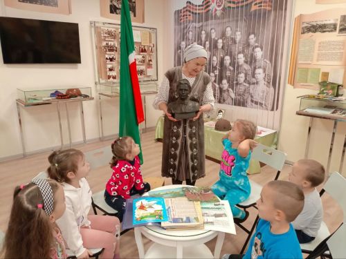 Сибгат Хәким музеенда Татарстан Республикасы Конституциясе көне уңаеннан «Чулпан» балалар бакчасында тәрбияләнүчеләр өчен тәрбия дәресе үтте
