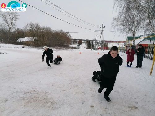 Кышлау мәдәният йорты каршында «Яңа елны көткәндә» дип исемләнгән чара узды