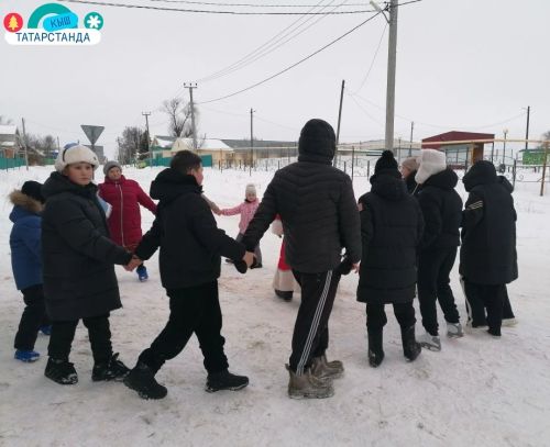 Кышлау мәдәният йорты каршында «Яңа елны көткәндә» дип исемләнгән чара узды