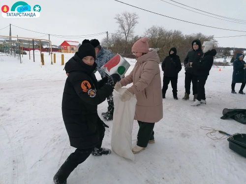Кышлау мәдәният йорты каршында «Яңа елны көткәндә» дип исемләнгән чара узды