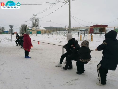 Кышлау мәдәният йорты каршында «Яңа елны көткәндә» дип исемләнгән чара узды