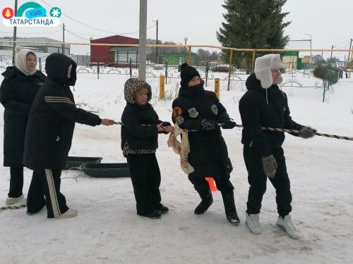 Кышлау мәдәният йорты каршында «Яңа елны көткәндә» дип исемләнгән чара узды