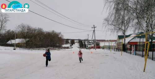 Кышлау мәдәният йорты каршында «Яңа елны көткәндә» дип исемләнгән чара узды