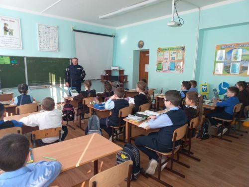 Әтнә районы мәктәпләрендә юл иминлеге хезмәткәрләре белән очраштылар