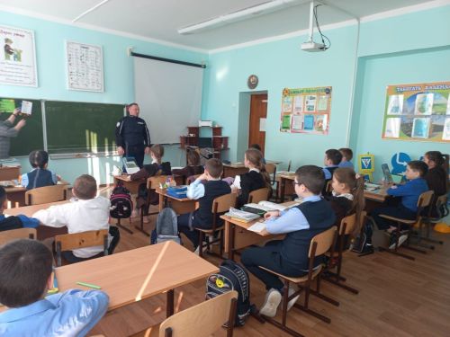 Әтнә районы мәктәпләрендә юл иминлеге хезмәткәрләре белән очраштылар
