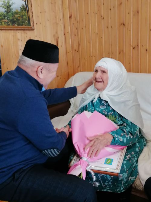 Әтнә районы Бәрәскә авылында яшәүче Әминә әбигә 100 яшь тулды