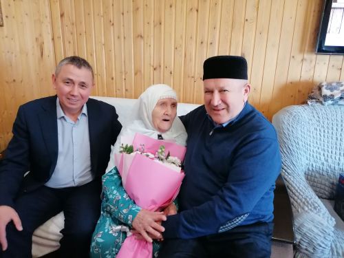 Әтнә районы Бәрәскә авылында яшәүче Әминә әбигә 100 яшь тулды