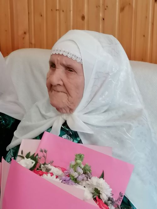 Әтнә районы Бәрәскә авылында яшәүче Әминә әбигә 100 яшь тулды