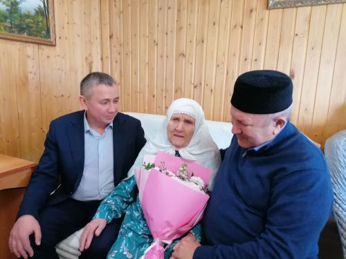 Әтнә районы Бәрәскә авылында яшәүче Әминә әбигә 100 яшь тулды