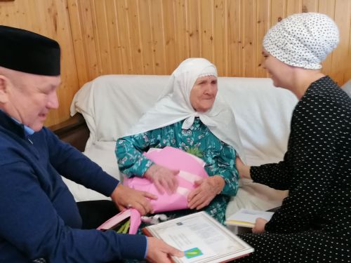 Әтнә районы Бәрәскә авылында яшәүче Әминә әбигә 100 яшь тулды