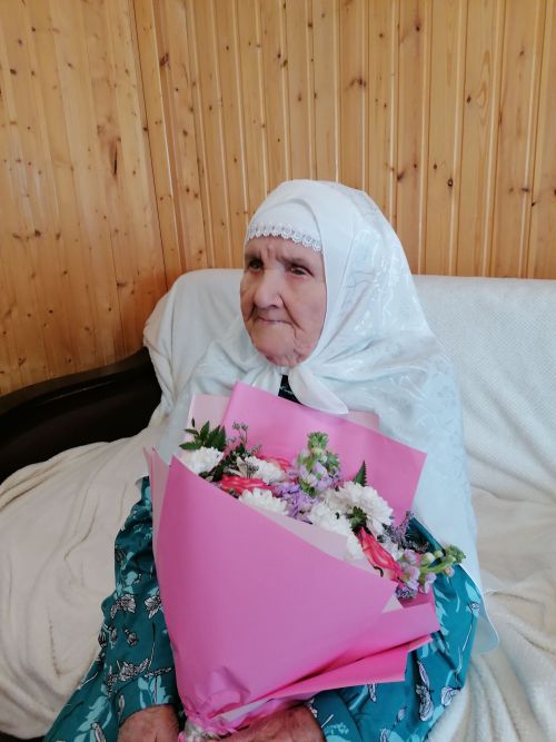 Әтнә районы Бәрәскә авылында яшәүче Әминә әбигә 100 яшь тулды