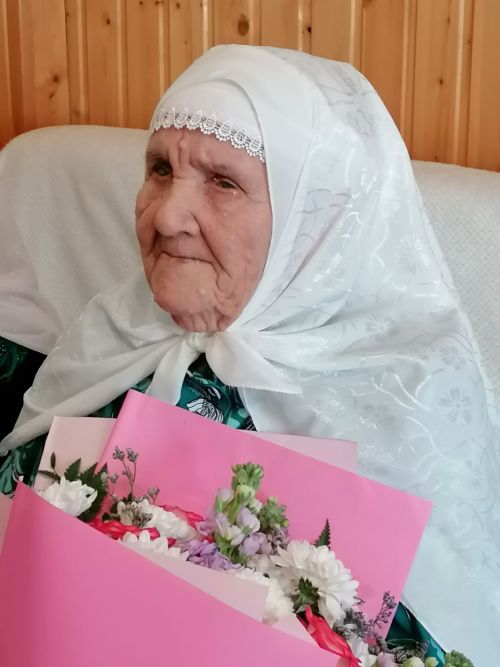 Әтнә районы Бәрәскә авылында яшәүче Әминә әбигә 100 яшь тулды