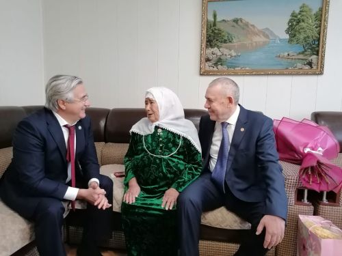 Тыл ветераны Хәдия апа Гатауллинага Бөек җиңүнең 80 еллыгы уңаеннан медаль белән бүләкләнде