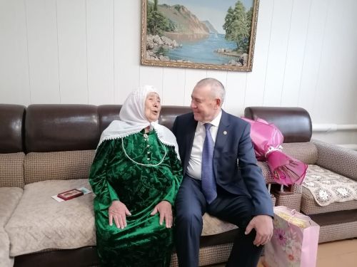 Тыл ветераны Хәдия апа Гатауллинага Бөек җиңүнең 80 еллыгы уңаеннан медаль белән бүләкләнде
