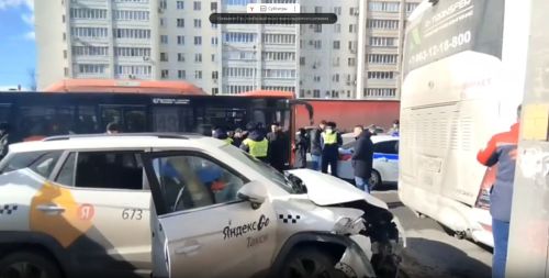 Казанда таксист автобус тукталышына килеп кергән