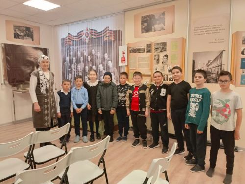 Бөек Җиңүгә 80 ел: Күлле Киме мәктәбе укучылары Сибгат Хәким музеенда тарихны яңартты