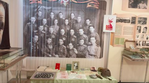 Бөек Җиңүгә 80 ел: Күлле Киме мәктәбе укучылары Сибгат Хәким музеенда тарихны яңартты
