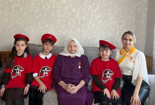 Комыргуҗа мәктәбе укучылары тыл ветеранының хәлен белделәр