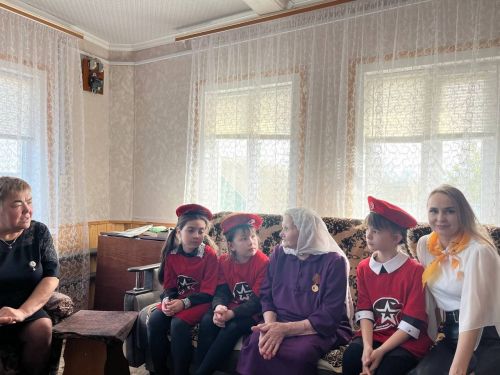 Комыргуҗа мәктәбе укучылары тыл ветеранының хәлен белделәр