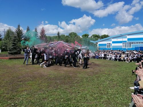 Соңгы кыңгырау яңа тормышка ишекләрен ача