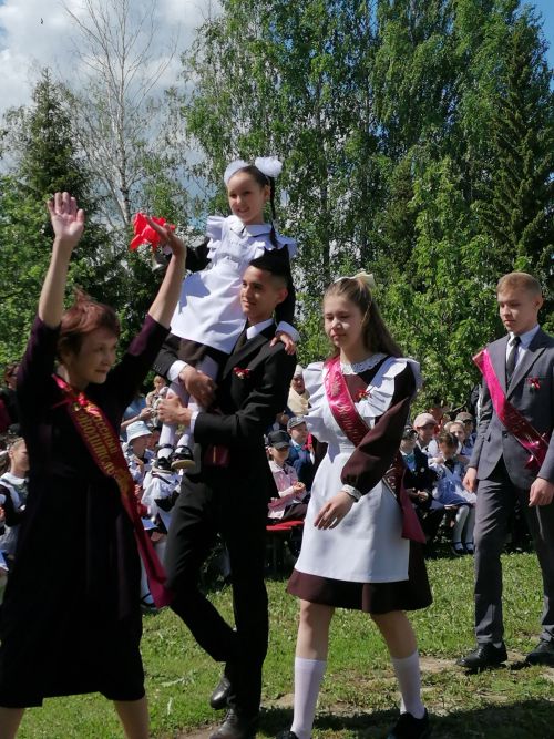Соңгы кыңгырау яңа тормышка ишекләрен ача