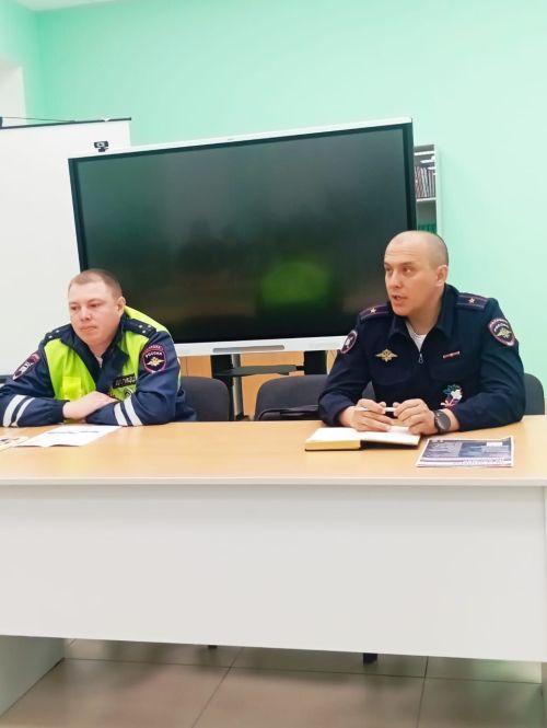 Әтнәдә юл иминлеге инспекторлары Җиңү бәйрәме белән котладылар