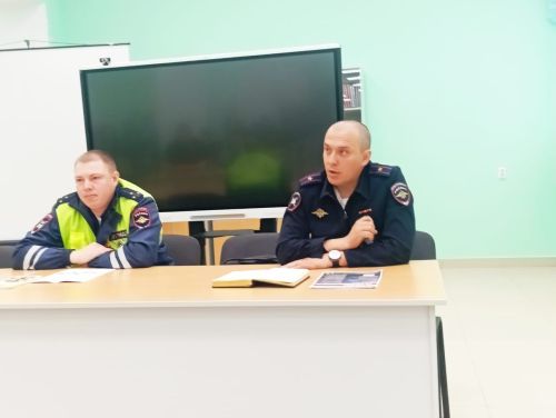 Әтнәдә юл иминлеге инспекторлары Җиңү бәйрәме белән котладылар