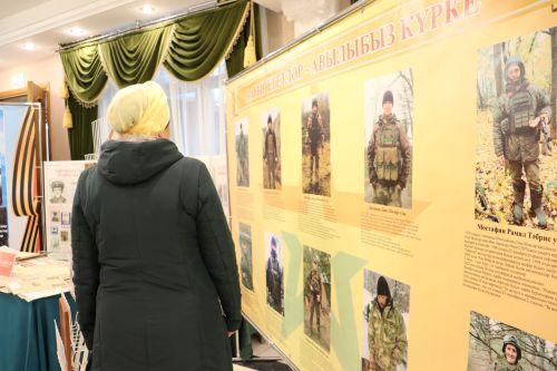 Театр бинасында күргәзмә: дары төтене белән сугарылган өчпочмаклы хатлар, батырлык турында сөйли торган орденнар