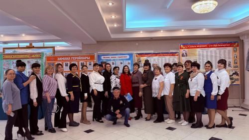 Театр бинасында күргәзмә: дары төтене белән сугарылган өчпочмаклы хатлар, батырлык турында сөйли торган орденнар