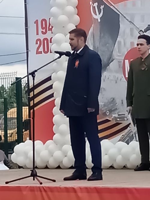Әтнәнең узәк мәйданындагы чаралар Россия Федерациясе һәм Татарстан Республикасы гимны белән башланып китте