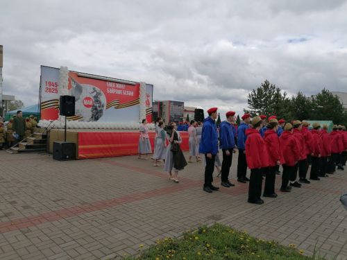 Әтнәнең узәк мәйданындагы чаралар Россия Федерациясе һәм Татарстан Республикасы гимны белән башланып китте