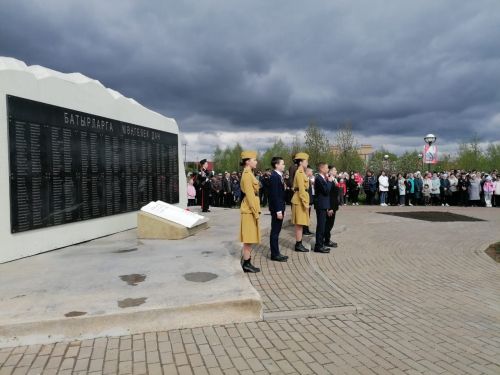 Әтнәнең узәк мәйданындагы чаралар Россия Федерациясе һәм Татарстан Республикасы гимны белән башланып китте