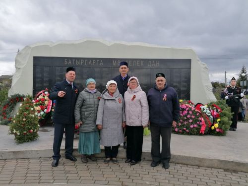 Әтнәнең узәк мәйданындагы чаралар Россия Федерациясе һәм Татарстан Республикасы гимны белән башланып китте