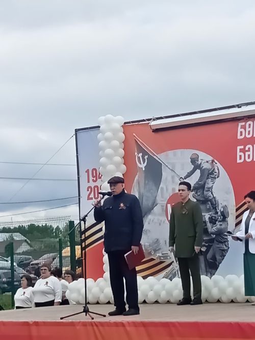 Әтнәнең узәк мәйданындагы чаралар Россия Федерациясе һәм Татарстан Республикасы гимны белән башланып китте