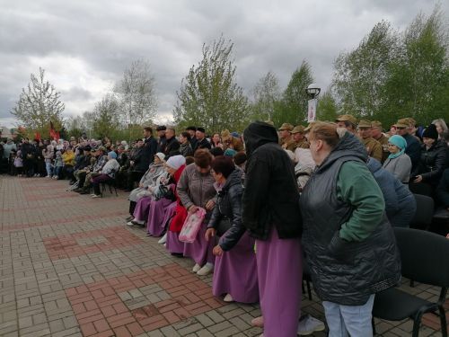 Әтнәнең узәк мәйданындагы чаралар Россия Федерациясе һәм Татарстан Республикасы гимны белән башланып китте