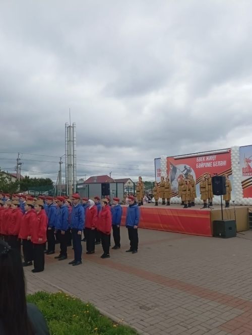 Әтнәнең узәк мәйданындагы чаралар Россия Федерациясе һәм Татарстан Республикасы гимны белән башланып китте