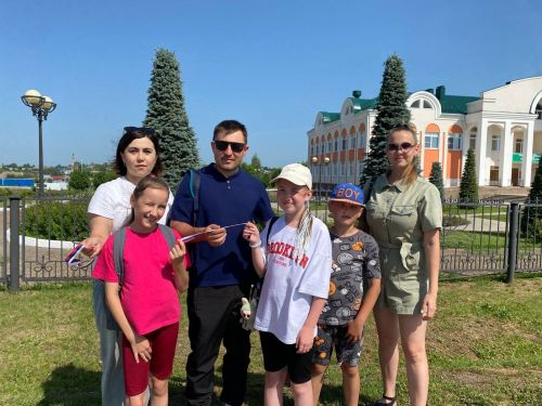 Әтнә Үзәк китапханә хезмәткәрләре Россия көнендә «Россия триколоры» патриотик акциясенә кушылды