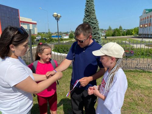 Әтнә Үзәк китапханә хезмәткәрләре Россия көнендә «Россия триколоры» патриотик акциясенә кушылды