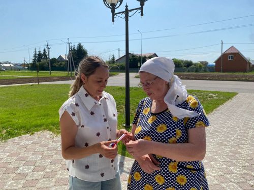 Әтнә Үзәк китапханә хезмәткәрләре Россия көнендә «Россия триколоры» патриотик акциясенә кушылды