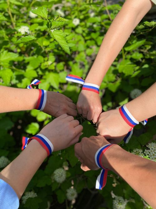Әтнә Үзәк китапханә хезмәткәрләре Россия көнендә «Россия триколоры» патриотик акциясенә кушылды