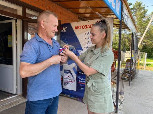 Әтнә Үзәк китапханә хезмәткәрләре Россия көнендә «Россия триколоры» патриотик акциясенә кушылды