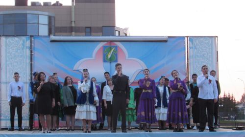 Бәхетле замана яшьләре паркка килүчеләрне ял иттерделәр
